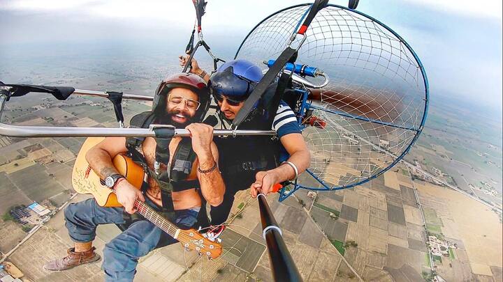 ਕੁਝ ਵੱਖਰਾ ਕਰਨ ‘ਚ ਯਕੀਨ ਰੱਖਣ ਵਾਲੇ ਫ਼ਨਕਾਰ ਅਹਿਨ ਵਾਨੀ ਵਾਤਿਸ਼ ਆਪਣੇ ਇੱਕ ਹੋਰ ਕਾਰਨਾਮੇ ਕਰਕੇ ਚਰਚਾ ਵਿੱਚ ਹਨ। ਅਹਿਨ ਨੇ ਆਪਣੇ ਬੈਂਡ ਸਾਥੀ ਇੰਦਰ ਧਾਲੀਵਾਲ ਨਾਲ ਮਿਲ ਕੇ ਜ਼ਮੀਨ ਤੋਂ 2500 ਫੁੱਟ ਤੋਂ ਜ਼ਿਆਦਾ ਉੱਪਰ ਪੈਰਾਗਲਾਇਡ ਕਰਦੇ ਹੋਏ ਹਵਾ ‘ਚ ਗਿਟਾਰ ਵਜਾਇਆ। ਉਸ ਦਾ ਦਾਅਵਾ ਹੈ ਕਿ ਵਿਸ਼ਵ ‘ਚ ਅਜਿਹਾ ਸਾਹਸ ਭਰਿਆ ਕੰਮ ਪਹਿਲੀ ਵਾਰ ਹੋਇਆ ਹੈ ਕਿ ਕਿਸੇ ਨੇ ਇੰਨੀ ਉੱਚਾਈ ਤੇ ਜਾ ਕੇ ਗਿਟਾਰ ਵਜਾਇਆ ਹੋਵੇ।