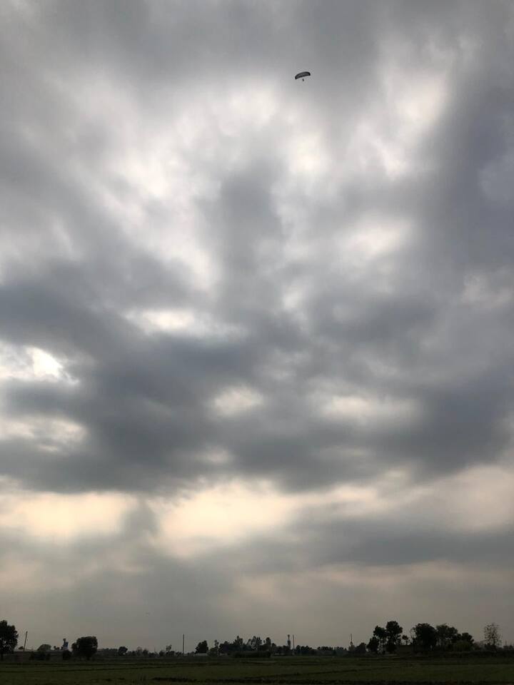 ਅਹਿਨ ਵਾਨੀ ਵਾਤਿਸ਼ ਤਕਰੀਬਨ 20 ਤੋਂ 25 ਮਿੰਟ ਤੱਕ, ਬਿਨਾਂ ਕਮੀਜ਼ ਪਾਏ 2500 ਫੁੱਟ ਤੋਂ ਵੱਧ ਉਚਾਈ ਤੇ ਪੈਰਾਗਲਾਇਡ ਕਰਦੇ ਹੋਏ ਗਿਟਾਰ ਵਜਾਉਂਦਾ ਰਿਹਾ। ਇਹ ਪੈਰਾਗਲਾਇਡ ਸੈਰ ‘ਬੰਟੀ ਬੈਂਸ ਪ੍ਰੋਡਕਸ਼ਨਸ’ ਦੇ ਸਹਿਯੋਗ ਨਾਲ ‘ਸਿੱਖ ਫਲਾਇੰਗ’ ਤੋਂ ਭੁਪਿੰਦਰ ਸਿੰਘ ਦੀ ਦੇਖਰੇਖ ਹੇਠ ਪੂਰੇ ਸੁਰੱਖਿਆ ਪ੍ਰਬੰਧਾਂ ਨਾਲ ਕੀਤੀ ਗਈ।