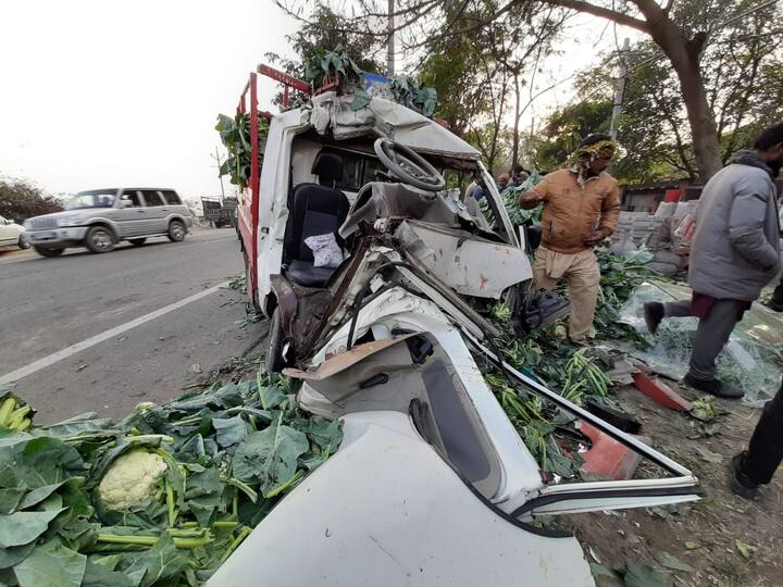 ਜਲੰਧਰ ਦੇ ਨਕੋਦਰ ਰੋਡ 'ਤੇ ਅੱਜ ਓਵਰਟੇਕ ਕਰਨ ਦੇ ਚੱਕਰ 'ਚ ਪ੍ਰਾਈਵੇਟ ਬੱਸ ਨੇ ਸਬਜ਼ੀਆਂ ਲਿਜਾ ਰਹੀ ਗੱਡੀ ਨੂੰ ਟੱਕਰ ਮਾਰ ਦਿੱਤੀ।