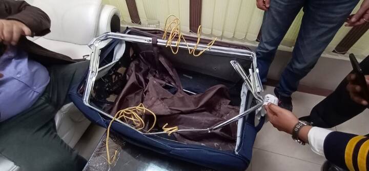 ਦੋਵੇਂ ਯਾਤਰੀ ਇਸ ਸੋਨੇ ਨੂੰ ਦੁਬਈ ਤੋਂ ਭਾਰਤ ਤਸਕਰੀ ਕਰਕੇ ਫਲਾਇਟ ਨੰਬਰ IX 192 ਰਾਹੀਂ ਅੰਮ੍ਰਿਤਸਰ ਲਿਆ ਰਹੇ ਸੀ। ਦੋਵੇਂ ਮੁਲਜ਼ਮ ਪੰਜਾਬ ਦੇ ਰਹਿਣ ਵਾਲੇ ਹਨ ਜਿਨ੍ਹਾਂ ਵਿੱਚੋਂ ਇੱਕ ਪਟਿਆਲਾ ਅਤੇ ਇੱਕ ਤਰਨਤਾਰਨ ਦਾ ਦਾ ਰਹਿਣ ਵਾਲਾ ਹੈ।