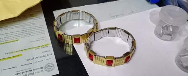 ਕਸਟਮ ਵਿਭਾਗ ਦੇ ਅਧਿਕਾਰੀਆਂ ਨੂੰ ਦੋਵਾਂ ਦੇ ਉੱਪਰ ਜਦੋਂ ਸ਼ੱਕ ਹੋਇਆ ਤਾਂ ਕਸਟਮ ਵਿਭਾਗ ਦੇ ਅਧਿਕਾਰੀਆਂ ਨੇ ਉਨ੍ਹਾਂ ਦੇ ਸਾਮਾਨ ਦੀ ਜਾਂਚ ਕੀਤੀ ਤਾਂ ਦੇਖਿਆ ਤਾਂ ਇਨ੍ਹਾਂ ਦੇ ਬੈਗ ਵਿੱਚੋਂ ਉਕਤ ਸੋਨਾ ਬਰਾਮਦ ਹੋਇਆ।