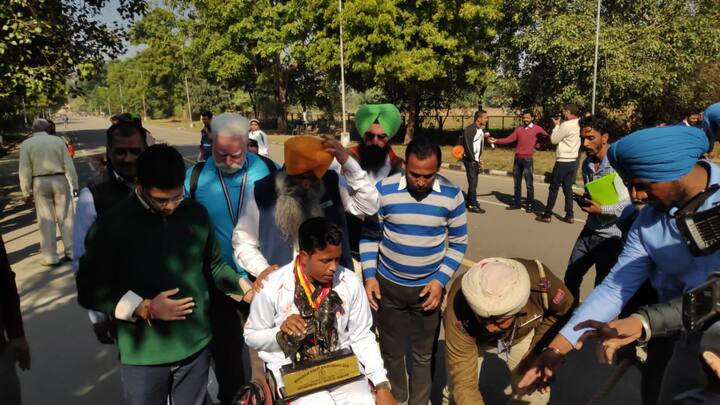 ਉਨ੍ਹਾਂ ਐਲਾਨ ਕੀਤਾ ਕਿ ਜਦੋਂ ਤੱਕ ਸਰਕਾਰ ਮੰਗਾਂ ਪੂਰੀਆਂ ਨਹੀਂ ਕਰਦੀ, ਉਦੋਂ ਤਕ ਧਰਨਾ ਜਾਰੀ ਰੱਖਣਗੇ।