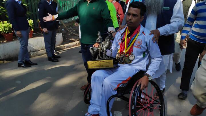 ਮੁੱਖ ਮੰਤਰੀ ਦੀ ਕੋਠੀ ਅੰਦਰ ਸਰਕਾਰੀ ਅਧਿਕਾਰੀਆਂ ਨਾਲ ਮੀਟਿੰਗ ਵੀ ਹੋਈ।