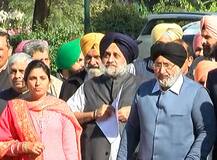 ਅਕਾਲੀ ਦਲ ਤੇ ਕਾਂਗਰਸ ਵਿਚਾਲੇ 'ਗੈਂਗਵਾਰ', ਸੁਖਬੀਰ ਪੁੱਜੇ ਰਾਜਪਾਲ ਦੇ ਦਰਬਾਰ, ਰੰਧਾਵਾ ਦਾ ਮੰਗਿਆ ਅਸਤੀਫਾ