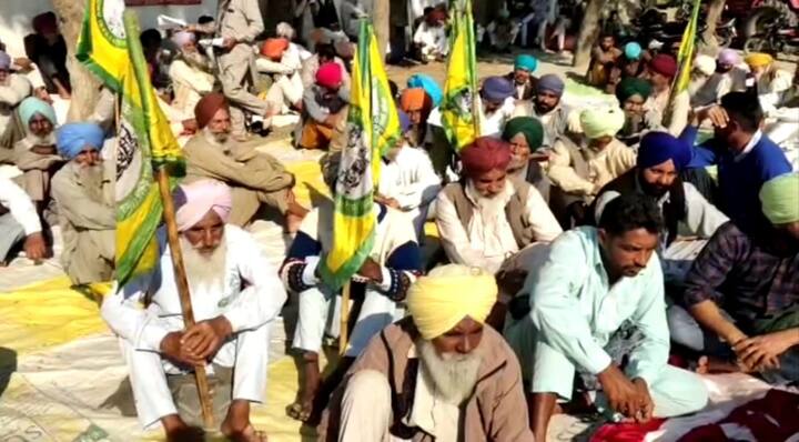 ਬਠਿੰਡਾ: ਪਿੰਡ ਜਿਉਂਦ ਵਿੱਚ ਕਿਸਾਨ ਸੌਦਾਗਰ ਸਿੰਘ ਵੱਲੋਂ ਲਾਈਵ ਹੋ ਕੇ ਸਪਰੇਅ ਪੀਣ ਦੇ ਮਾਮਲੇ ਵਿੱਚ ਕਿਸਾਨ ਜਥੇਬੰਦੀਆਂ ਵੱਲੋਂ ਥਾਣਾ ਰਾਮਪੁਰਾ ਦਾ ਘਿਰਾਉ ਕਰਕੇ ਧਰਨਾ ਪ੍ਰਦਰਸ਼ਨ ਕੀਤਾ ਗਿਆ। ਪ੍ਰਦਰਸ਼ਨ ਕਰ ਰਹੇ ਕਿਸਾਨਾਂ ਮੁਤਾਬਕ ਕਿਸਾਨ ਸੌਦਾਗਰ ਸਿੰਘ ਨੇ ਇਹ ਸਾਰਾ ਡਰਾਮਾ ਰਚ ਕੇ ਸਪਰੇਅ ਪੀਤੀ ਹੈ।