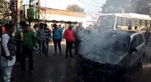 ਭਰੇ ਬਾਜ਼ਾਰ ‘ਚ ਚੱਲਦੀ ਕਾਰ ਨੂੰ ਲੱਗੀ ਅੱਗ, ਵੇਖੋ ਤਸਵੀਰਾਂ