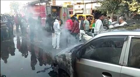ਭਰੇ ਬਾਜ਼ਾਰ ‘ਚ ਚੱਲਦੀ ਕਾਰ ਨੂੰ ਲੱਗੀ ਅੱਗ, ਵੇਖੋ ਤਸਵੀਰਾਂ
