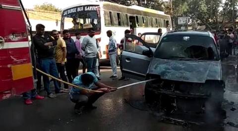 ਭਰੇ ਬਾਜ਼ਾਰ ‘ਚ ਚੱਲਦੀ ਕਾਰ ਨੂੰ ਲੱਗੀ ਅੱਗ, ਵੇਖੋ ਤਸਵੀਰਾਂ