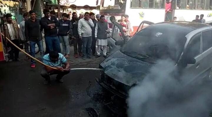 ਮਾਮਾ-ਭਾਂਜਾ ਹਾਲੇ ਝੱਜਰ ਦੇ ਬਾਜ਼ਾਰ ਤੋਂ ਹੀ ਗੁਜ਼ਰ ਰਹੇ ਸੀ ਕਿ ਅਚਾਨਕ ਗੱਡੀ ਵਿੱਚ ਧੂੰਆਂ ਉੱਠਣ ਲੱਗਾ। ਵੇਖਦੇ ਹੀ ਵੇਖਦੇ ਕਾਰ ਵਿੱਚ ਅੱਗ ਭੜਕ ਗਈ।