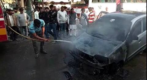 ਭਰੇ ਬਾਜ਼ਾਰ ‘ਚ ਚੱਲਦੀ ਕਾਰ ਨੂੰ ਲੱਗੀ ਅੱਗ, ਵੇਖੋ ਤਸਵੀਰਾਂ