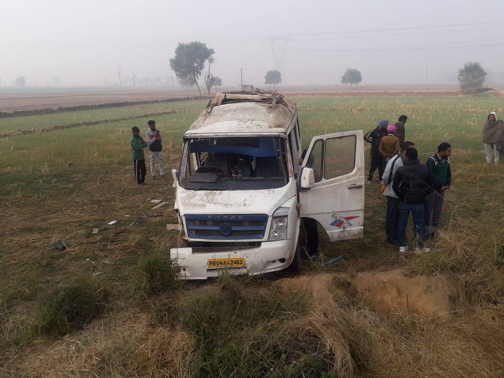 accident in moga ਧੁੰਦ ਕਾਰਨ ਸਕੂਲ ਬੱਸ ਪਲਟੀ