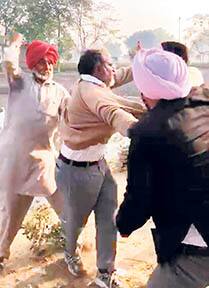 attack on principle video viral ਹੁਣ ਫਰੀਦਕੋਟ ਦੇ ਪ੍ਰਿੰਸੀਪਲ ਦੀ ਵੀਡੀਓ ਵਾਇਰਲ, ਪਿੰਡ ਵਾਲਿਆਂ ਨੇ ਬੁਰੀ ਤਰ੍ਹਾਂ ਕੁੱਟਿਆ