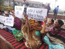 ਸਾਲ ਬੀਤਣ ਬਾਅਦ ਵੀ ਸਰਕਾਰ ਨੇ ਨਹੀਂ ਨਿਭਾਇਆ ਵਾਅਦਾ, ਪੱਕੇ ਧਰਨੇ 'ਤੇ ਬੈਠੇ ਲੋਕ