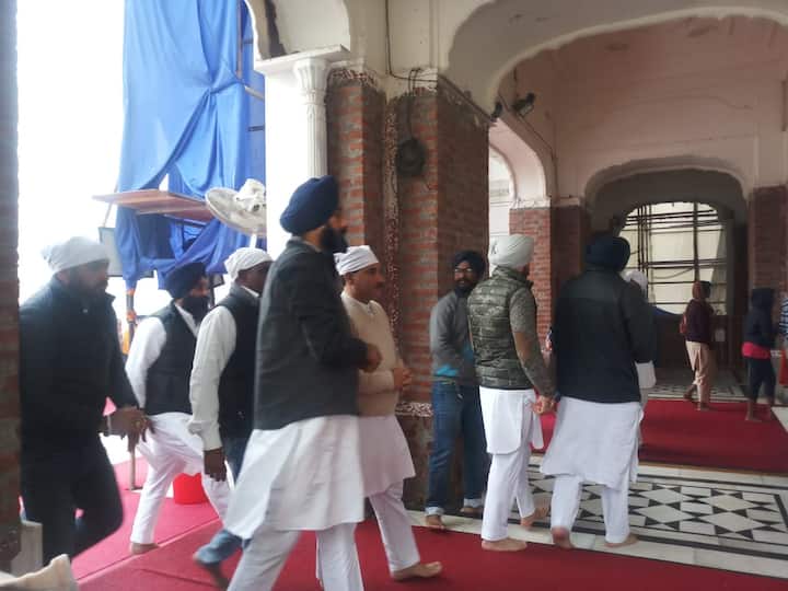 ਸ਼੍ਰੋਮਣੀ ਅਕਾਲੀ ਦਲ ਦੇ ਲੀਡਰਾਂ ਨੇ ਸ੍ਰੀ ਅਖੰਡ ਪਾਠ ਸਾਹਿਬ ਦੀ ਆਰੰਭਤਾ ਉਪਰੰਤ ਜੋੜਾ ਘਰ ਪਹੁੰਚ ਕੇ ਜੋੜਿਆਂ ਦੀ ਸੇਵਾ ਕੀਤੀ।