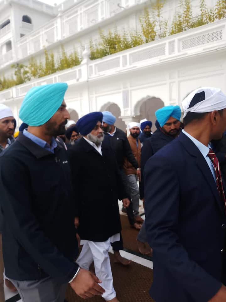 ਸ਼੍ਰੋਮਣੀ ਅਕਾਲੀ ਦਲ ਬਾਦਲ ਵੱਲੋਂ ਅੱਜ ਸ਼੍ਰੀ ਦਰਬਾਰ ਸਾਹਿਬ ਅੰਮ੍ਰਿਤਸਰ ਵਿਖੇ ਅਖੰਡ ਪਾਠ ਸ਼ੁਰੂ ਕਰਵਾਏ ਗਏ। 14 ਦਸੰਬਰ ਨੂੰ ਭੋਗ ਪੈਣਗੇ। ਇਸੇ ਦਿਨ ਅਕਾਲੀ ਦਲ ਦਾ ਇਜਲਾਸ ਹੋਵੇਗਾ ਜਿਸ ਵਿੱਚ ਪਾਰਟੀ ਪ੍ਰਧਾਨ ਦੀ ਚੋਣ ਹੋਵੇਗੀ।