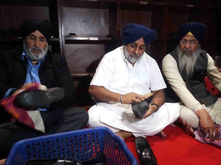 ਅੱਜ ਅਕਾਲੀ ਦਲ ਦੇ ਪ੍ਰਧਾਨ ਸੁਖਬੀਰ ਬਾਦਲ ਤੇ ਬਿਕਰਮ ਮਜੀਠੀਆ ਨੇ ਹੋਰ ਲੀਡਰਸ਼ਿਪ ਨਾਲ ਜੋੜੇ ਪਾਲਸ਼ ਕਰਨ ਤੇ ਬਰਤਨਾਂ ਦੀ ਸੇਵਾ ਕੀਤੀ।