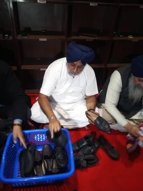 ਪ੍ਰਧਾਨ ਦੀ ਚੋਣ ਤੋਂ ਪਹਿਲਾਂ ਸੁਖਬੀਰ ਬਾਦਲ ਨੇ ਝਾੜੇ ਸੰਗਤਾਂ ਦੇ ਜੋੜੇ