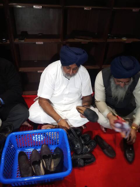 ਪ੍ਰਧਾਨ ਦੀ ਚੋਣ ਤੋਂ ਪਹਿਲਾਂ ਸੁਖਬੀਰ ਬਾਦਲ ਨੇ ਝਾੜੇ ਸੰਗਤਾਂ ਦੇ ਜੋੜੇ