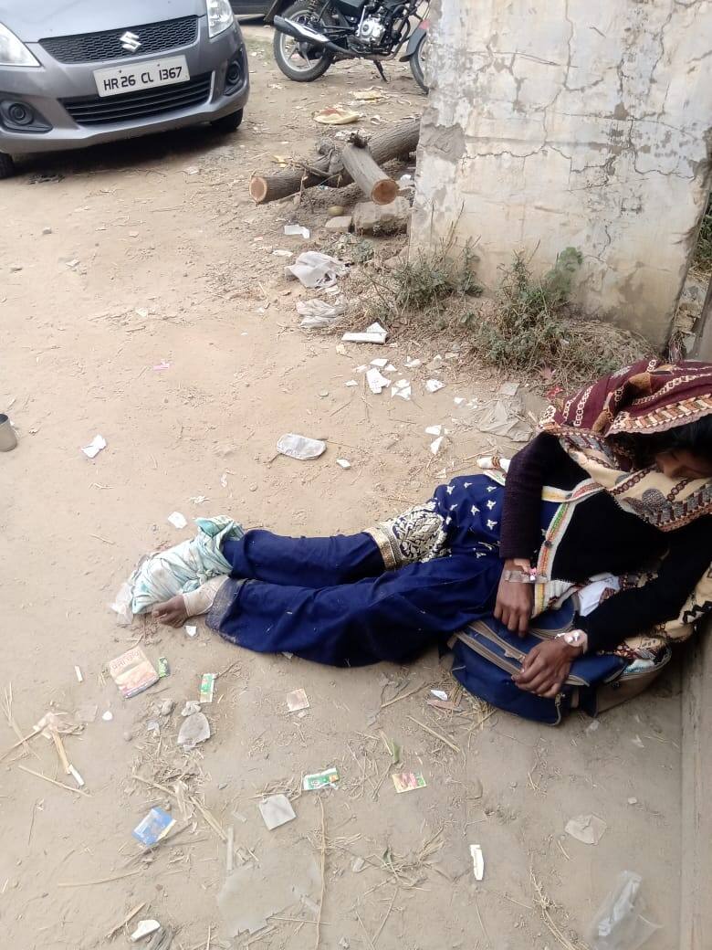 ਬਿਮਾਰੀ ਦੀ ਹਾਲਤ 'ਚ ਨੂੰਹ ਨੂੰ ਸੜਕ ਤੇ ਸੁੱਟ ਸੋਹਰੇ ਹੋਏ ਫਰਾਰ In-laws ran after throwing critically ill-woman on road ਬਿਮਾਰੀ ਦੀ ਹਾਲਤ 'ਚ ਨੂੰਹ ਨੂੰ ਸੜਕ ਤੇ ਸੁੱਟ ਸੋਹਰੇ ਹੋਏ ਫਰਾਰ