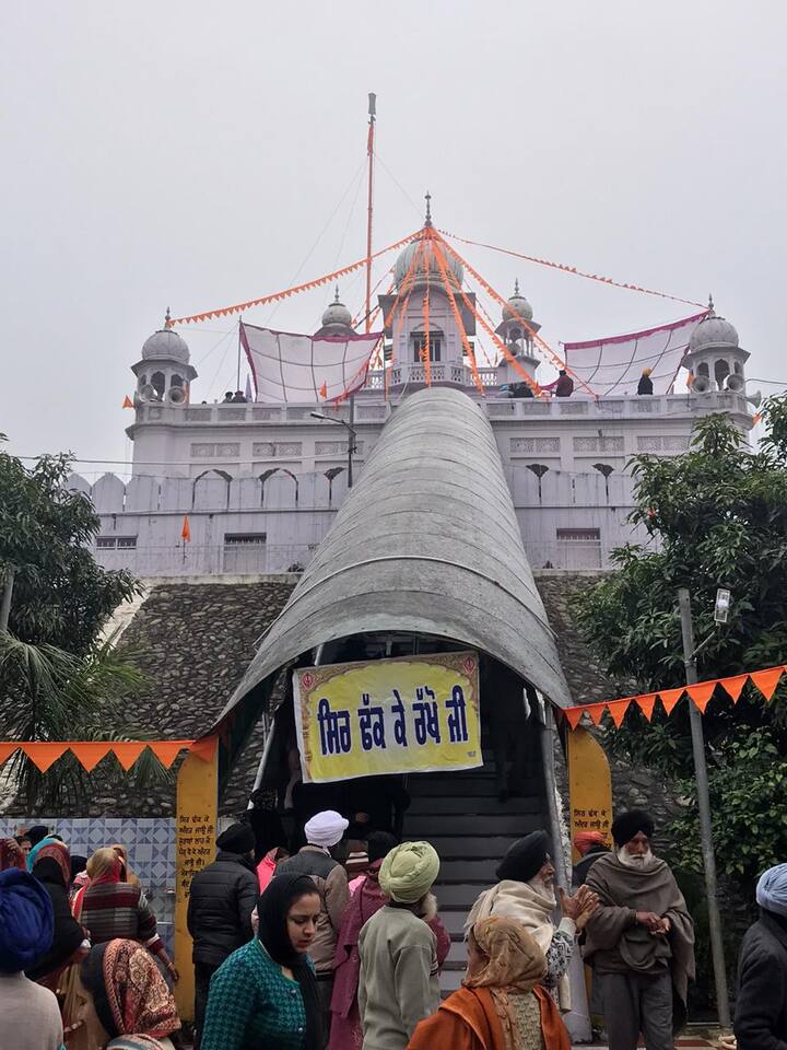 ਸ੍ਰੀ ਗੁਰੂ ਗੋਬਿੰਦ ਸਿੰਘ ਜੀ ਤੇ ਉਨ੍ਹਾਂ ਦੇ ਪਰਿਵਾਰ ਨੇ ਮੁਗ਼ਲਾਂ ਨਾਲ ਹੋਈ ਸੰਧੀ ਮਗਰੋਂ ਜਿਹੜਾ ਕੁਰਬਾਨੀਆਂ ਭਰਿਆ ਇਤਿਹਾਸ ਸਿਰਜਿਆ, ਅਸਲ 'ਚ ਉਸ ਦੀ ਸ਼ੁਰੂਆਤ ਸਰਸਾ ਨੰਗਲ ਸਥਿਤ ਗੁਰਦੁਆਰਾ ਪਰਿਵਾਰ ਵਿਛੋੜਾ ਸਾਹਿਬ ਤੋਂ ਹੀ ਹੁੰਦੀ ਹੈ।
