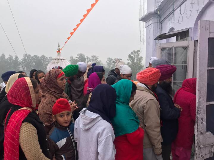 ਉਸ ਵਕਤ ਮੌਜੂਦਾ ਇਸ ਪਵਿੱਤਰ ਅਸਥਾਨ ਨੇੜਿਉਂ ਵਗਦੀ ਸਰਸਾ ਨਦੀ ਦੇ ਠੰਢੇ-ਸ਼ੀਤ ਪਾਣੀਆਂ ਦੀ ਬੁੱਕਲ 'ਚ ਕਿਧਰੇ ਇਤਿਹਾਸ ਛੁਪਿਆ ਸੀ, ਜਦੋਂ ਗੁਰੂ ਜੀ, ਉਨ੍ਹਾਂ ਦਾ ਪਰਿਵਾਰ ਤੇ ਸਿੰਘ ਸੂਰਮੇ ਇਸ ਸਰਸਾ ਨਦੀ ਨੂੰ ਪਾਰ ਕਰਦਿਆਂ ਇੱਕ-ਦੂਸਰੇ ਤੋਂ ਵਿਛੜ ਗਏ।