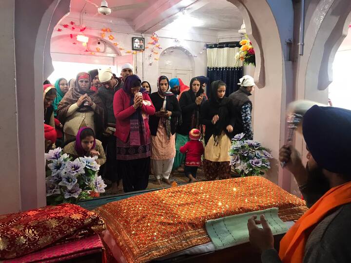 ਇਕ ਪਾਸੇ ਰਸੋਈਆ ਗੰਗੂ ਬ੍ਰਾਹਮਣ, ਮਾਤਾ ਗੁਜ਼ਰੀ ਜੀ ਤੇ ਸਾਹਿਬਜ਼ਾਦਾ ਜ਼ੋਰਾਵਰ ਸਿੰਘ ਜੀ, ਸਾਹਿਬਜ਼ਾਦਾ ਫ਼ਤਿਹ ਸਿੰਘ ਜੀ ਸਨ। ਦੂਸਰੇ ਪਾਸੇ ਗੁਰੂ ਜੀ ਨਾਲ ਸਾਹਿਬਜ਼ਾਦਾ ਅਜੀਤ ਸਿੰਘ ਜੀ, ਸਾਹਿਬਜ਼ਾਦਾ ਜੁਝਾਰ ਸਿੰਘ ਜੀ ਸਮੇਤ ਕਈ ਸਿੰਘ ਸਨ।