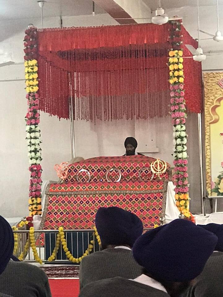 ਇੱਥੇ ਹੀ ਮੁਗ਼ਲ ਫ਼ੌਜਾਂ ਨੇ ਗੁਰੂ ਜੀ ਨਾਲ ਵਾਅਦਾ-ਖਿਲਾਫ਼ੀ ਕਰਕੇ ਜੰਗ ਲੜੀ ਸੀ। ਇਸ ਭਗਦੜ 'ਚ ਜਦੋਂ ਗੁਰੂ ਜੀ ਦੇ ਪਰਿਵਾਰ ਤੇ ਅਨੇਕਾਂ ਸਿੰਘਾਂ ਦੇ ਕਾਫ਼ਲੇ ਨੇ ਸ਼ੂਕਦੀ ਸਰਸਾ ਨਦੀ ਨੂੰ ਪਾਰ ਕੀਤਾ ਤਾਂ ਗੁਰੂ ਜੀ ਦੀਆਂ ਬਹੁਮੁੱਲੀਆਂ ਲਿਖਤਾਂ ਤੇ ਬਹੁਮੁੱਲੀਆਂ ਵਸਤਾਂ ਆਦਿ ਇਸ ਨਦੀ ਦੇ ਤੇਜ਼ ਵਹਾਅ ਦੀ ਭੇਟ ਚੜ੍ਹ ਗਏ।