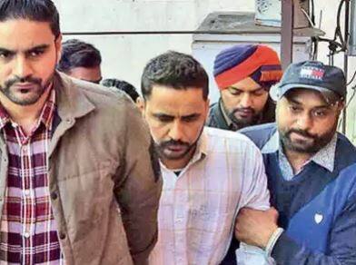 15 aides of gangster deported from Armenia held with arms ਪੰਜਾਬ ਪੁਲਿਸ ਦਾ ਗੈਂਗਸਟਰਾਂ 'ਤੇ ਸ਼ਿਕੰਜਾ, ਸੁਖਪ੍ਰੀਤ ਬੁੱਢਾ ਦੇ 15 ਬੰਦੇ ਅੜਿੱਕੇ