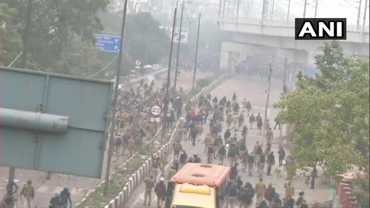 CAA protests Live: Clashes in east Delhi, metro stations in Seelampur area shut ਅੱਜ ਫਿਰ ਦਹਿਲੀ ਦਿੱਲੀ, ਪੁਲਿਸ ਨੇ ਛੱਡੇ ਅੱਥਰੂ ਗੈਸ ਦੇ ਗੋਲੇ, 7 ਮੈਟਰੋ ਸਟੇਸ਼ਨ ਬੰਦ