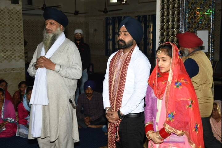 ਕੁਝ ਐਸਾ ਹੀ ਮਾਮਲਾ ਸੰਗਰੂਰ ਦੇ ਧੂਰੀ ਸਿਟੀ ਥਾਣੇ ਤੋਂ ਸਾਹਮਣੇ ਆਈਆ ਹੈ। ਜਿੱਥੇ ਇੱਕ ਪ੍ਰਮੀ ਜੋੜੇ ਦਾ ਵਿਆਹ ਪੁਲਿਸ ਵੱਲੋਂ ਥਾਣੇ ਵਿੱਚ ਹੀ ਵਰ ਮਾਲਾ ਪਾ ਕਿ ਕਰਵਾਇਆ ਗਿਆ।
