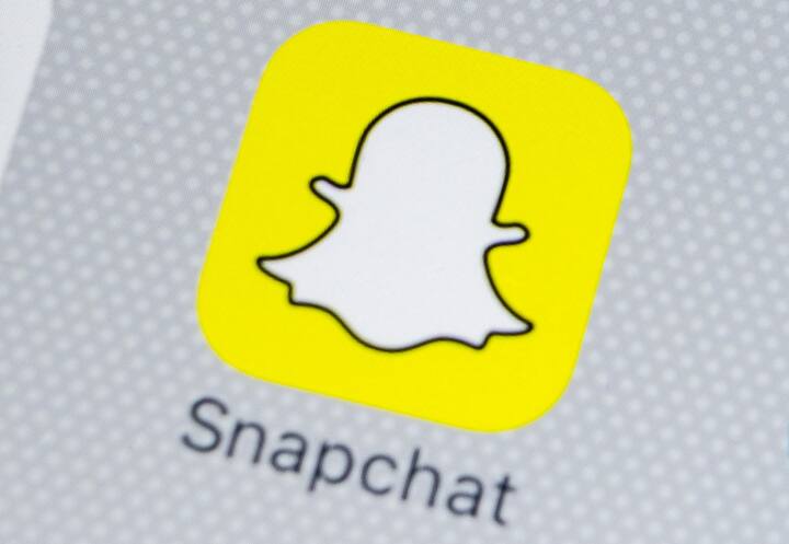 5. ਸਨੈਪ ਚੈਟ: ਸਨੈਪ ਚੈਟ ਸਾਲ 2011 'ਚ ਸ਼ੁਰੂ ਕੀਤੀ ਗਈ ਸੀ ਤੇ ਇਹ ਜਲਦੀ ਹੀ ਲੋਕਾਂ 'ਚ ਬਹੁਤ ਮਸ਼ਹੂਰ ਹੋ ਗਈ। ਇਸ ਕਰਕੇ ਬਹੁਤ ਸਾਰੇ ਲੋਕਾਂ ਨੇ ਇਸ ਐਪ ਨੂੰ ਡਾਊਨਲੋਡ ਕੀਤਾ ਤੇ ਇਸ ਸੂਚੀ 'ਚ ਇਸ ਨੂੰ ਪੰਜਵਾਂ ਸਥਾਨ ਮਿਲਿਆ।