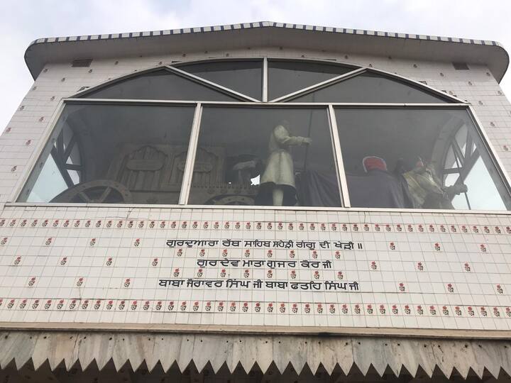 ਵੱਡੇ ਸਾਹਿਬਜ਼ਾਦੇ ਬਾਬਾ ਅਜੀਤ ਸਿੰਘ ਅਤੇ ਜੁਝਾਰ ਸਿੰਘ ਗੁਰੂ ਸਾਹਿਬਾਂ ਨਾਲ ਮੁਗਲਾਂ ਦਾ ਮੁਕਾਬਲਾ ਕਰਦੇ ਹੋਏ ਚਮਕੌਰ ਸਾਹਿਬ ਵੱਲ ਚੱਲ ਪਏ।