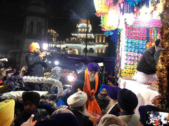 ਅੰਮ੍ਰਿਤ ਵੇਲੇ ਕਿਲ੍ਹੇ ‘ਚ ਸ਼੍ਰੀ ਅਖੰਡ ਪਾਠ ਸਾਹਿਬ ਦੇ ਭੋਗ ਪੈਣ ਉਪਰੰਤ ਤਖ਼ਤ ਸਾਹਿਬਾਨ ਦੇ ਜਥੇਦਾਰ ਤੇ ਹੋਰ ਪੰਥਕ ਸ਼ਖਸੀਅਤਾਂ ਵੱਲੋਂ ਅਰਦਾਸ ਉਪਰੰਤ ਵਿਸ਼ਾਲ ਨਗਰ ਕੀਰਤਨ ਦੀ ਅਰੰਭਤਾ ਕੀਤੀ ਗਈ। 