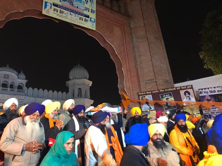 ਇਸ ਵਿੱਚ ਹਜ਼ਾਰਾਂ ਦੀ ਤਦਾਦ ‘ਚ ਸੰਗਤਾ ਸਮਾਗਮਾਂ ਵਿਚ ਸ਼ਾਮਲ ਹੋਈ। ਸੰਗਤ ਵੱਲੋਂ ਦਸ਼ਮ ਪਿਤਾ ਦੇ ਕਿਲ੍ਹਾ ਛੱਡਣ ਦੇ ਉਸ ਵੇਲੇ ਨੂੰ ਯਾਦ ਕਰਕੇ ਵੈਰਾਗੀ ਕੀਰਤਨ ਕੀਤਾ ਗਿਆ। ਵੇਖੋ ਤਸਵੀਰਾਂ-