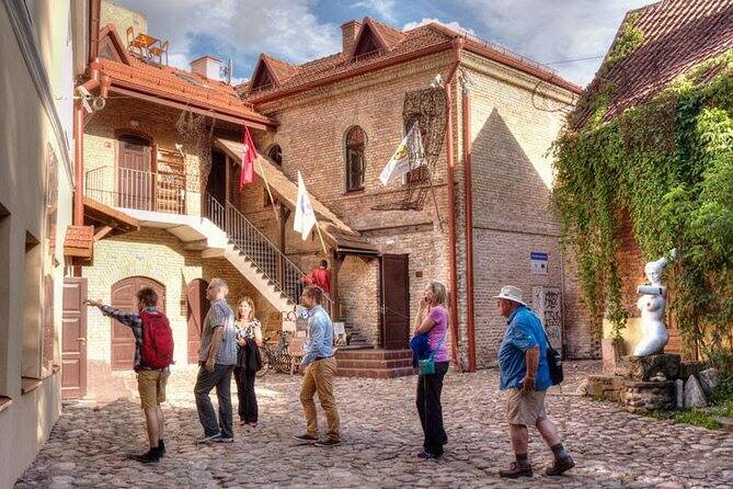 ਦੇਸ਼ ਦਾ ਸੰਵਿਧਾਨ ਚੁਰਾਹੇ 'ਤੇ ਲਿਖਿਆ ਹੋਇਆ ਹੈ। ਇਹ ਇੱਕ ਧਾਤ ਦੀ ਪਲੇਟ ਉੱਤੇ ਉੱਕਰਿਆ ਹੋਇਆ ਹੈ। ਜਦੋਂ ਪੋਪ ਸਤੰਬਰ 'ਚ ਇੱਥੇ ਆਇਆ ਸੀ, ਤਾਂ ਉਸਨੇ ਇਲਾਕੇ ਦੇ ਲੋਕਾਂ ਨੂੰ ਅਸੀਸ ਵੀ ਦਿੱਤੀ ਸੀ। ਇਸ ਨੂੰ 2002 'ਚ ਚਾਲੂ ਕੀਤਾ ਗਿਆ ਸੀ। ਇੱਕ ਦਰਜਨ ਮੰਤਰੀਆਂ ਦਾ ਸਮੂਹ ਦੇਸ਼ ਦੀ ਸਰਕਾਰ ਚਲਾਉਂਦਾ ਹੈ।