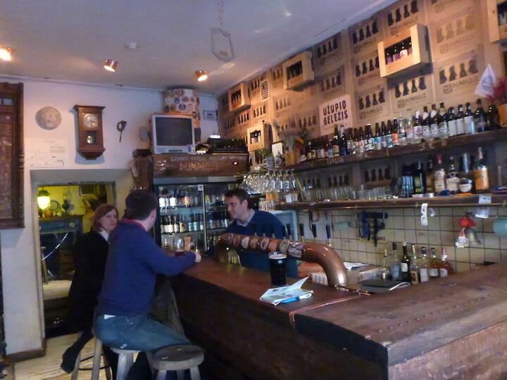 ਉਜੁਪੀਆਇਸ ਦਾ ਮਾਹੌਲ ਬਿਲਕੁਲ ਵੱਖਰਾ ਹੈ। ਇੱਥੇ ਤੁਸੀਂ ਵਧੇਰੇ ਸ਼ਾਂਤ ਤੇ ਖੁਸ਼ ਮਹਿਸੂਸ ਕਰਦੇ ਹੋ। ਤੁਸੀਂ ਇੱਕ ਪੱਬ ਜਾ ਕੇ ਸ਼ਹਿਰ ਦੇ ਮੇਅਰ ਨੂੰ ਮਿਲ ਸਕਦੇ ਹੋ ਜਾਂ ਕਿਸੇ ਵੀ ਮਸ਼ਹੂਰ ਖਿਡਾਰੀ ਜਾਂ ਕਲਾਕਾਰ ਨੂੰ ਮਿਲ ਸਕਦਾ ਹੈ।