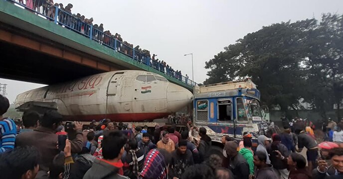 Watch: Aircraft gets stuck under bridge in West Bengal ਪੁਲ ਹੇਠ ਫਸਿਆ ਜਹਾਜ਼, ਵੇਖਣ ਲਈ ਭੀੜ ਦਾ ਲੱਗਿਆ ਜਮਾਵੜਾ