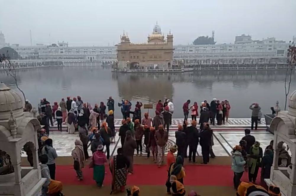 ਠੰਢ 'ਤੇ ਸ਼ਰਧਾ ਭਾਰੂ, ਹਰਿਮੰਦਰ ਸਾਹਿਬ ਆਉਣ ਵਾਲੀ ਸੰਗਤ ‘ਚ ਪੂਰਾ ਉਤਸ਼ਾਹ in this cold weather full enthusiasm in the coming Sangat of Shri Harimandar Sahib ਠੰਢ 'ਤੇ ਸ਼ਰਧਾ ਭਾਰੂ, ਹਰਿਮੰਦਰ ਸਾਹਿਬ ਆਉਣ ਵਾਲੀ ਸੰਗਤ ‘ਚ ਪੂਰਾ ਉਤਸ਼ਾਹ