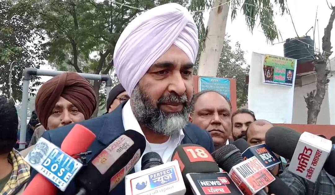 ਹਰ ਸਵਾਲ ਦਾ ਜਵਾਬ ਦੇਣ ਮਗਰੋਂ ਜੇਲ੍ਹਾਂ ‘ਚ ਫੋਨਾਂ ਬਾਰੇ ਸਵਾਲ ਤੋਂ ਭੱਜੇ ਬਾਦਲ Manpreet badal ran away from jail question in bathinda ਹਰ ਸਵਾਲ ਦਾ ਜਵਾਬ ਦੇਣ ਮਗਰੋਂ ਜੇਲ੍ਹਾਂ ‘ਚ ਫੋਨਾਂ ਬਾਰੇ ਸਵਾਲ ਤੋਂ ਭੱਜੇ ਬਾਦਲ