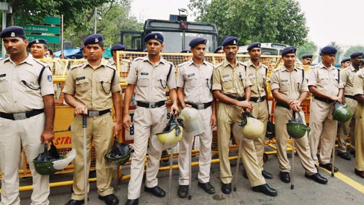 Delhi Police alert commuters about closure of border points Delhi police: ਕੇਂਦਰ ਤੇ ਕਿਸਾਨਾਂ ਦੀ ਮੀਟਿੰਗ ਤੋਂ ਪਹਿਲਾਂ ਦਿੱਲੀ ਪੁਲਿਸ ਦਾ ਵੱਡਾ ਐਕਸ਼ਨ, ਸੜਕਾਂ ਸੀਲ, ਚੌਕਸੀ ਵਧਾਈ