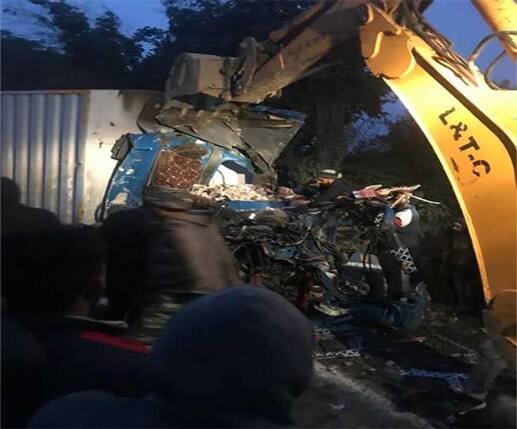 hosiarpur and phagwara road accident, four people died ਹੁਸ਼ਿਆਰਪੁਰ-ਫਗਵਾੜਾ ਰੋਡ 'ਤੇ ਖ਼ਤਰਨਾਕ ਸੜਕ ਹਾਦਸੇ 'ਚ ਚਾਰ ਲੋਕਾਂ ਦੀ ਮੌਤ