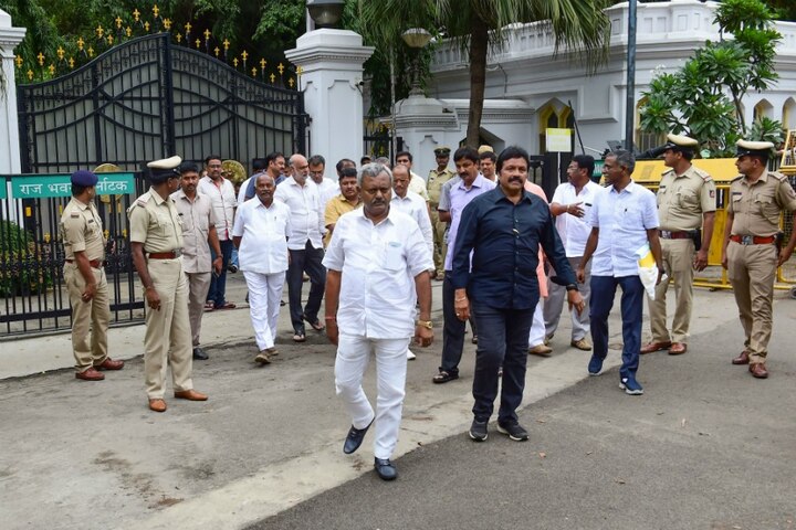 ਕਰਨਾਟਕ ਦੇ ਅਯੋਗ ਵਿਧਾਇਕਾਂ ਦੇ ਮਾਮਲੇ 'ਚ ਫੈਸਲਾ: ਇੱਥੇ ਕਾਂਗਰਸ ਅਤੇ ਜੇਡੀਐਸ ਦੀ ਸਰਕਾਰ ਸੀ, 17 ਵਿਧਾਇਕ ਬਾਗੀ ਹੋਣ ਕਰਕੇ ਕਾਂਗਰਸ ਅਤੇ ਜੇਡੀਐਸ ਦੀ ਸਰਕਾਰ ਡਿੱਗ ਗਈ। ਜਿਸ ਤੋਂ ਬਆਦ ਬੀਐਸ ਯੇਦੀਯੁਰੱਪਾ ਦੀ ਅਗਵਾਈ ਹੇਠ ਸਰਕਾਰ ਬਣੀ। ਇਸ ਤੋਂ ਬਾਅਦ ਕਰਨਾਟਕ ਵਿਧਾਨ ਸਭਾ ਦੇ ਸਪੀਕਰ ਨੇ ਦਲ-ਬਦਲ ਕਾਨੂੰਨ ਦੇ ਅਧਿਨ 17 ਵਿਧਾਇਕਾਂ ਨੂੰ ਅਯੋਗ ਕਰਾਰ ਦੇ ਦਿੱਤਾ ਸੀ। ਸੁਪਰੀਮ ਕੋਰਟ ਨੇ ਵੀ ਇਸ ਫੈਸਲੇ ਨੂੰ ਸਹੀ ਕਿਹਾ।