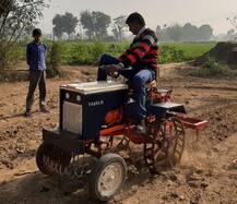 ਪਿੰਡਾਂ ਵਾਲਿਆਂ ਦਾ ਜੁਗਾੜ! ਮੋਟਰਸਾਈਕਲ ਦੇ ਇੰਜਣ ਤੇ ਕਾਰ ਦੇ ਐਕਸਲ ਨਾਲ ਬਣਾ ਧਰਿਆ ਟਰੈਕਟਰ, ਕੀਮਤ 30 ਹਜ਼ਾਰ