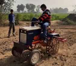 ਪਿੰਡਾਂ ਵਾਲਿਆਂ ਦਾ ਜੁਗਾੜ! ਮੋਟਰਸਾਈਕਲ ਦੇ ਇੰਜਣ ਤੇ ਕਾਰ ਦੇ ਐਕਸਲ ਨਾਲ ਬਣਾ ਧਰਿਆ ਟਰੈਕਟਰ, ਕੀਮਤ 30 ਹਜ਼ਾਰ