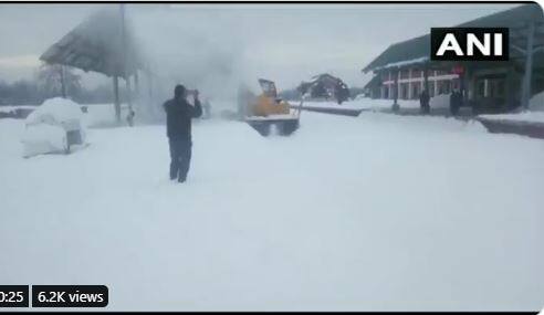 snowfall in kashmir ਠੰਢ ਨੇ ਕਰਤੀ ਹੱਦ, ਰੇਲ ਮਸ਼ੀਨਾਂ ਨਾਲ ਬਰਫ ਹਟਾਈ