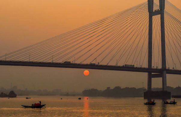 ਭਾਰਤ 'ਚ ਸੂਰਜ ਚੜ੍ਹਨ ਦੀ ਪਹਿਲੀ ਤਸਵੀਰ ਪੱਛਮੀ ਬੰਗਾਲ ਦੀ ਰਾਜਧਾਨੀ ਕੋਲਕਾਤਾ ਦੀ ਹੈ।