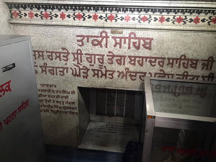ਇਹ ਖਿੜਕੀ ਜਿਸ ਰਾਹੀਂ ਗੁਰੂ ਸਾਹਿਬ ਨੇ ਘੋੜੇ ਸਮੇਤ ਅੰਦਰ ਪ੍ਰਵੇਸ਼ ਕੀਤਾ ਸੀ।