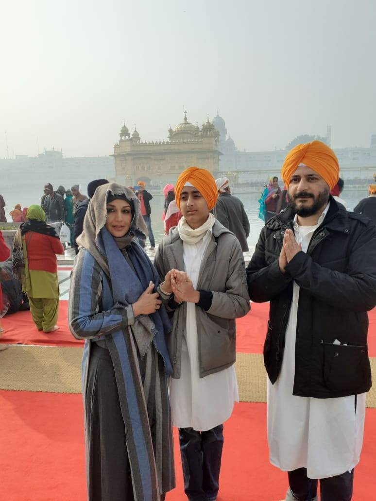 Sonali Bendre at Golden Temple on her Birthday ਸ਼੍ਰੀ ਹਰਿਮੰਦਰ ਸਾਹਿਬ ਪਹੁੰਚੀ ਸੋਨਾਲੀ ਬੇਂਦਰੇ