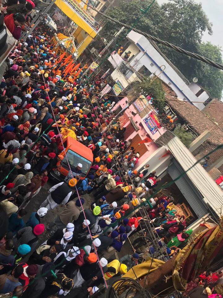 ਪੰਜ ਪਿਆਰਿਆਂ ਦੀ ਅਗਵਾਈ ਤੇ ਸ੍ਰੀ ਗੁਰੂ ਗ੍ਰੰਥ ਸਾਹਿਬ ਜੀ ਦੀ ਛੱਤਰ ਛਾਇਆ ਹੇਠ ਸਜਾਏ ਨਗਰ ਕੀਰਤਨ 'ਚ ਦੇਸ਼ ਵਿਦੇਸ਼ ਤੋਂ ਪਹੁੰਚੀਆਂ ਵੱਡੀ ਗਿਣਤੀ 'ਚ ਸੰਗਤਾਂ ਸ਼ਰਧਾ ਦੇ ਰੰਗ 'ਚ ਰੰਗੀਆਂ ਨਜ਼ਰ ਆਈਆਂ।