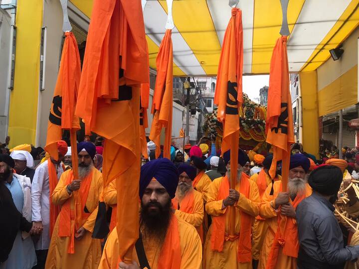 ਹਰ ਪਾਸੇ ਕੇਸਰੀ ਤੇ ਨੀਲੀਆਂ ਦਸਤਾਰਾਂ ਦਾ ਸੈਲਾਬ ਵੇਖਣ ਨੂੰ ਮਿਲਿਆ।